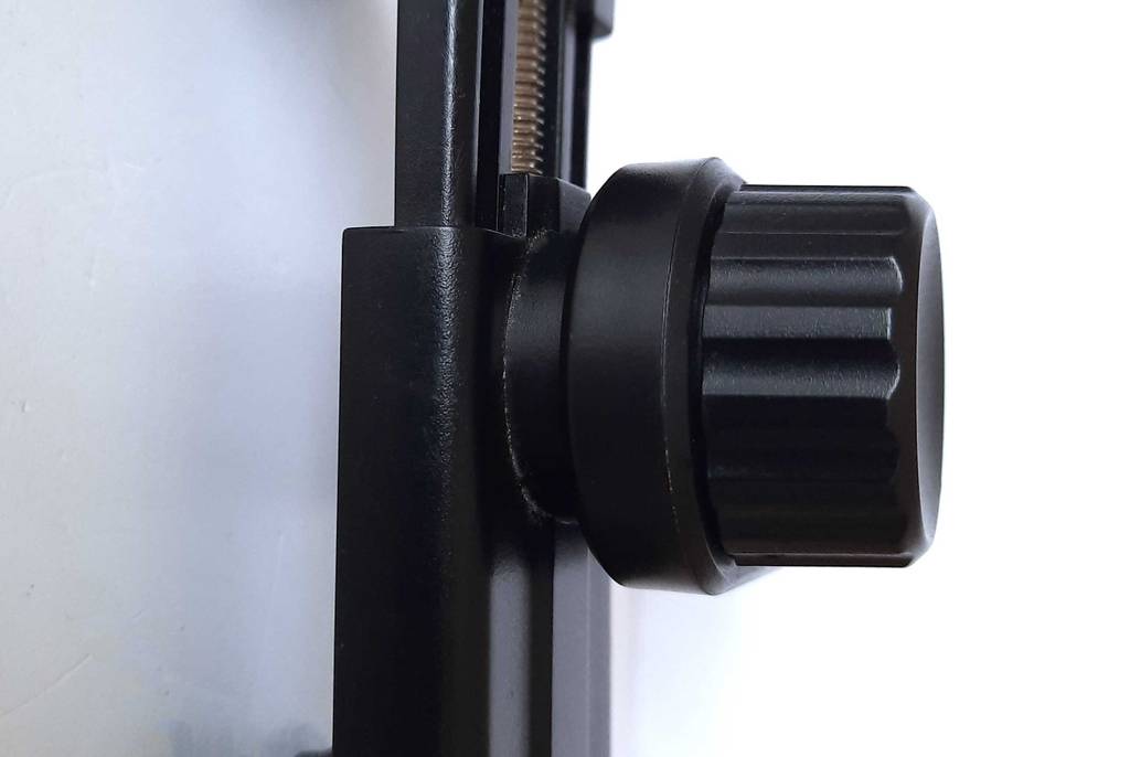 Getestet: Detailansicht der Feststellschraube eines Smartphone Stativ-Adapters.