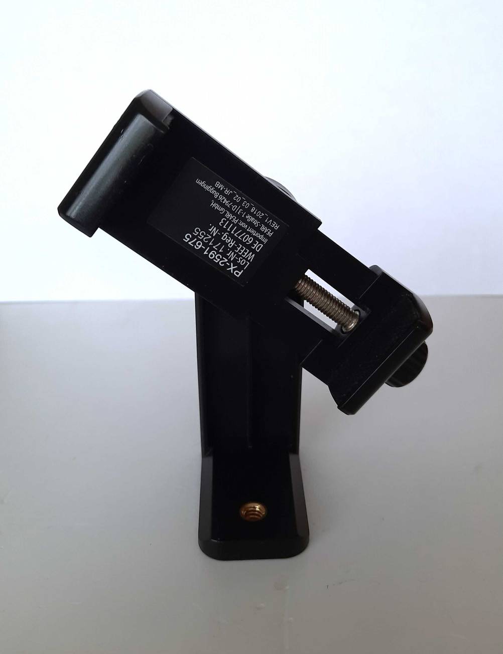 Ein getesteter Smartphone Stativ-Adapter in Schrägstellung.