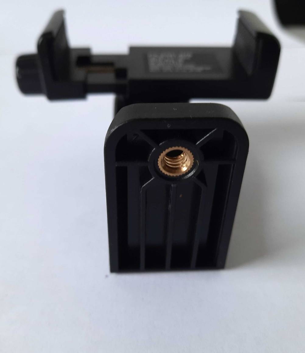 Smartphone Stativ-Adapter im Test: Unterseite mit Schraubenloch in Detailansicht.