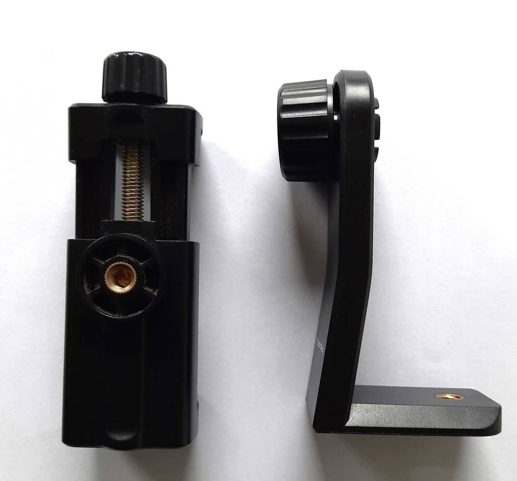 Die Einzelteile eines Smartphone Stativ-Adapters liegen nebeneinander zum testen.