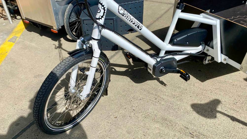 Dreirad für Erwachsene getestet: Nahaufnahme des Vorderreifens und des Motors.