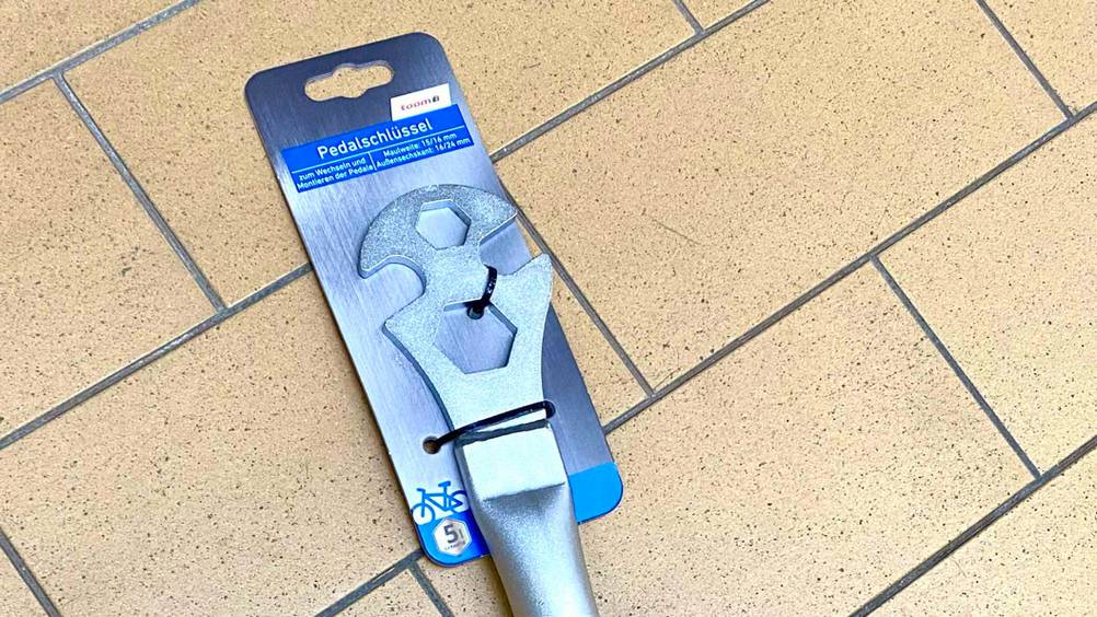Nahaufnahme des Kopfes eines Pedalschlüssel im Test auf Fließen.