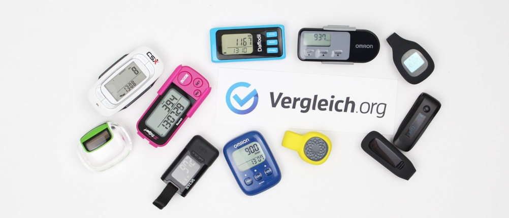 Schrittzähler im Test: verschiedene Schrittzähler auf hellem Untergrund