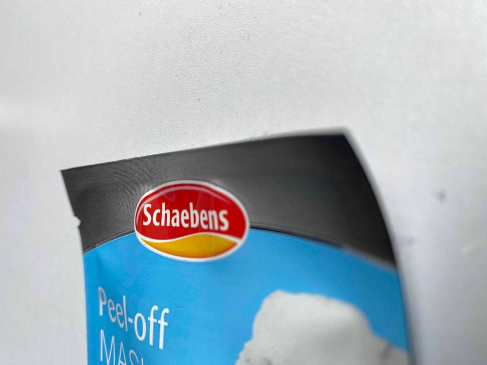 Im Test: Detailaufnahme des Logos auf einer Packung der Peel-off-Maske.