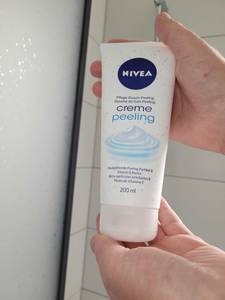 eine Tube Peeling-Creme wird gehalten
