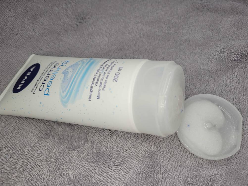 Eine Tube des getesteten Peelings von der Seite mit geöffnetem Verschluss.