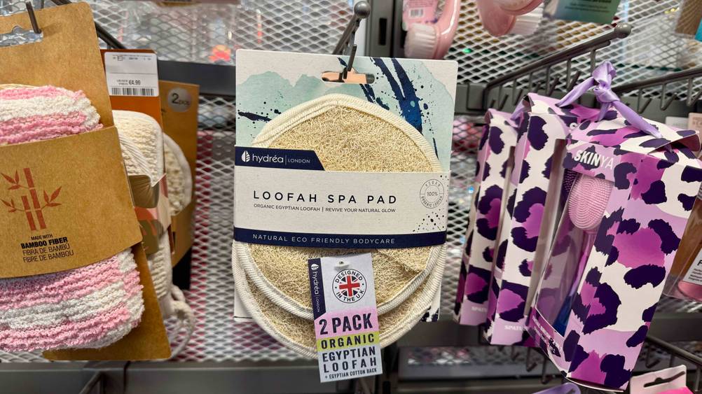 In einem Regal hängt eine Packung der getesteten Peeling-Pads neben anderen Produkten.