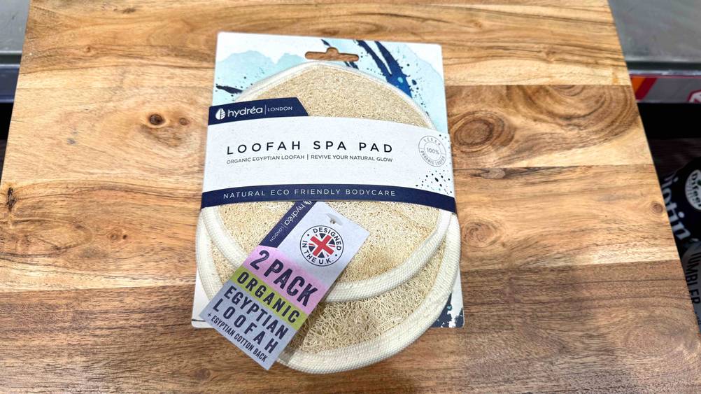 Auf einer Holzfläche liegen die verpackten Peeling-Pads im Test.