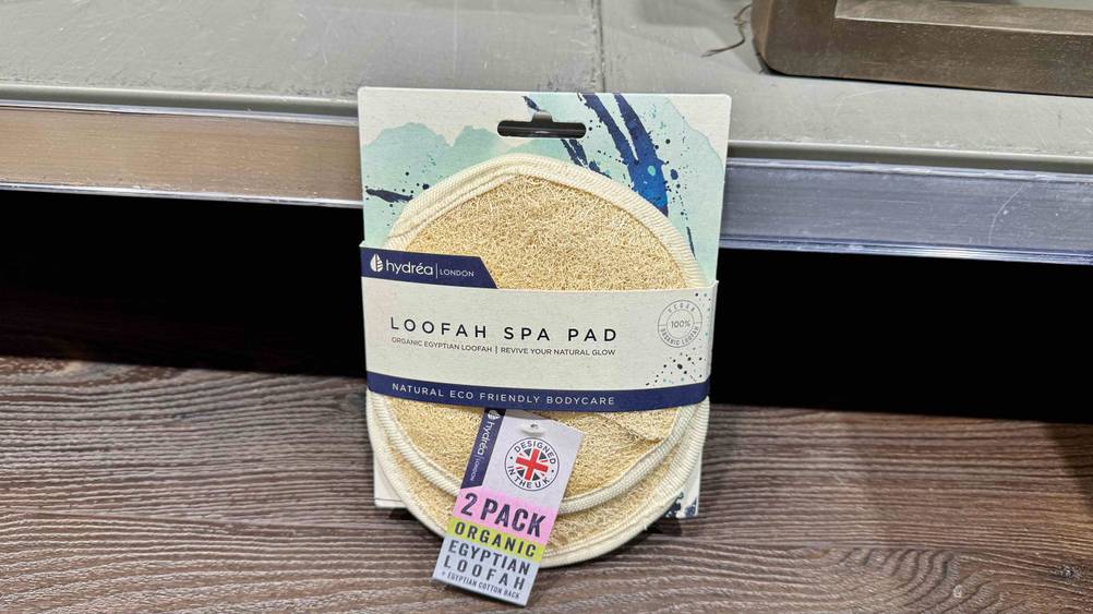 Eine Packung der getesteten Peeling-Pads lehnt an einem Regalbrett.
