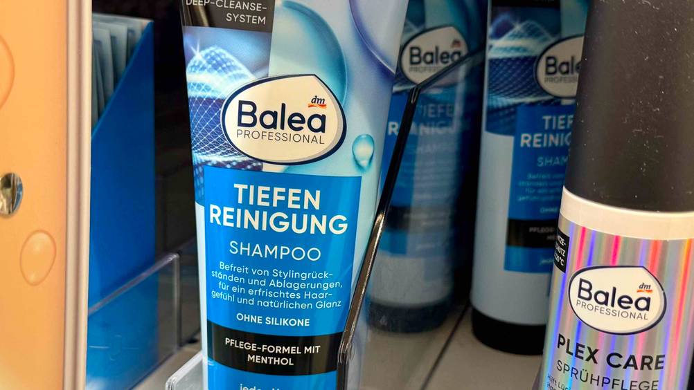 Peeling-Shampoo getestet: Nahaufnahme der Verpackung mit Logo und Artikelbezeichnung.