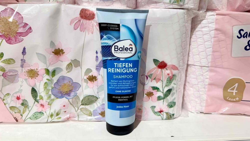 Ein getestetes Peeling-Shampoo vor Toilettenpapierrollen.