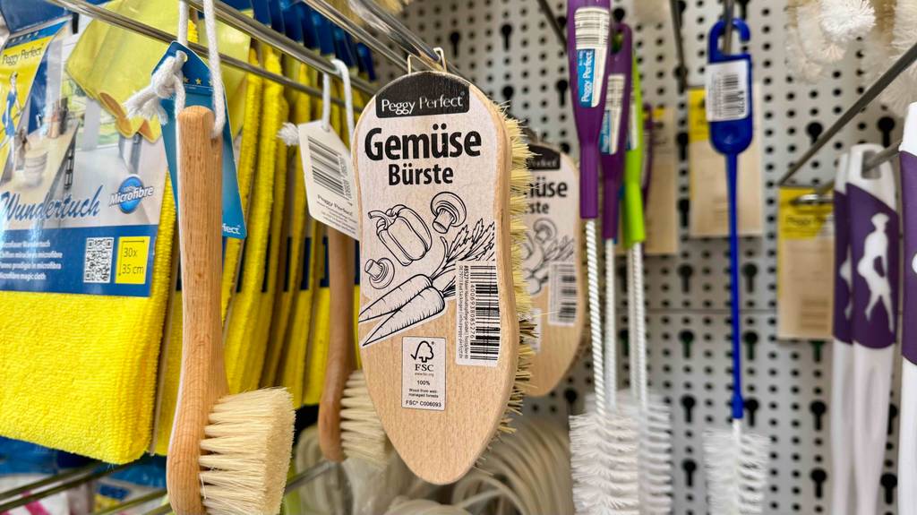Gemüsebürste im Test: Mehrere Bürsten hängen zwischen anderen Bürsten in einem Regal.
