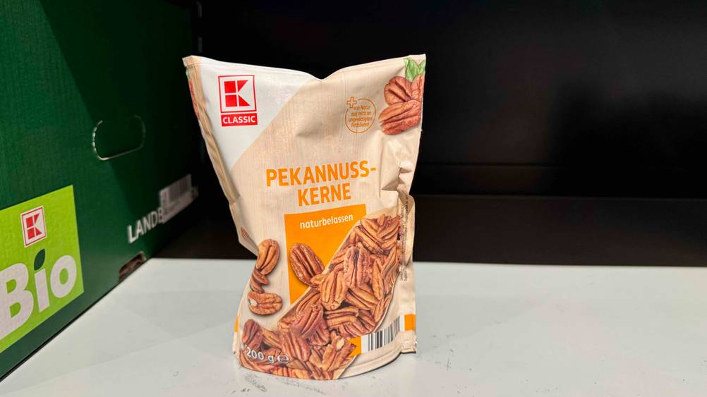 Eine Packung der getesteten Pekannüsse auf einer hellen Fläche.