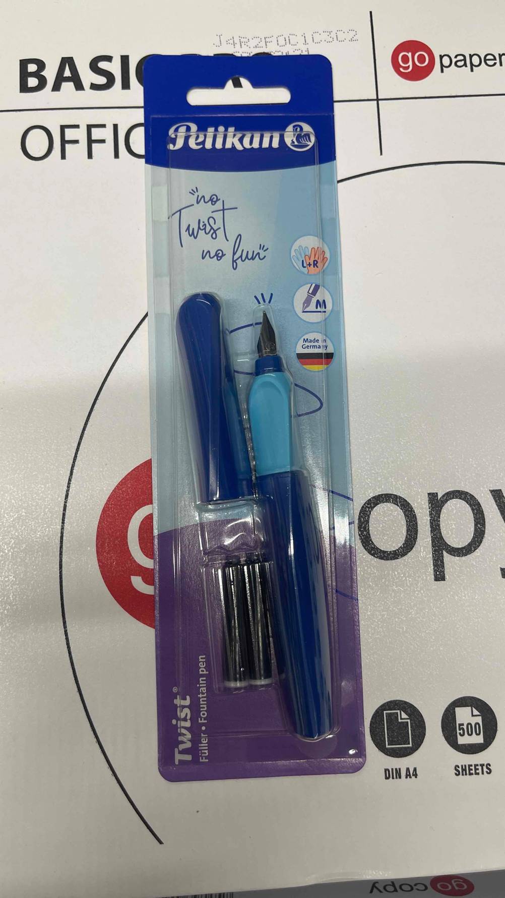 Ein getesteter Pelikan-Füller in blau auf einer hellen Fläche.