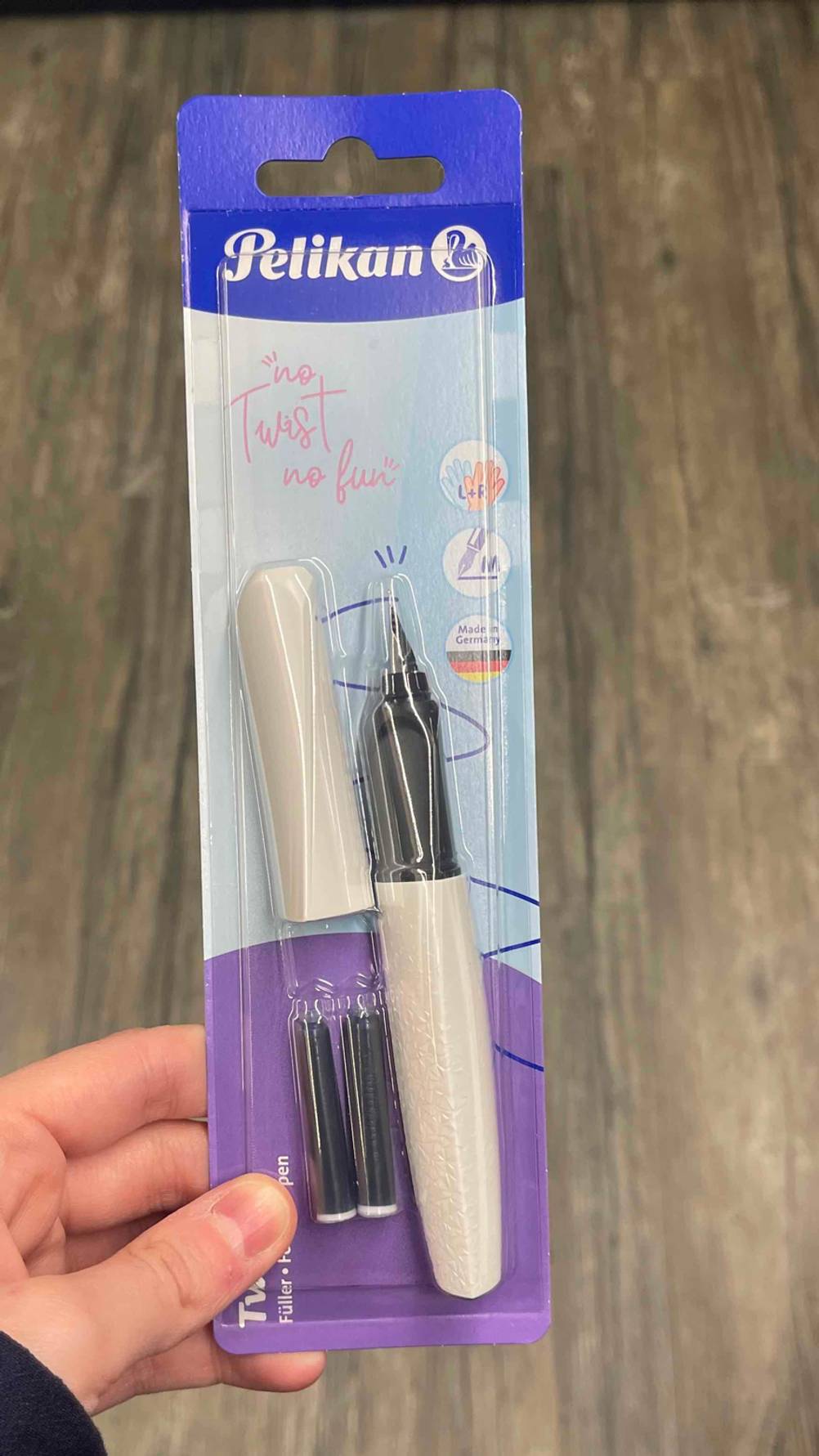 Pelikan-Füller im Test: Eine Hand hält eine Packung mit einem weißen Füller.