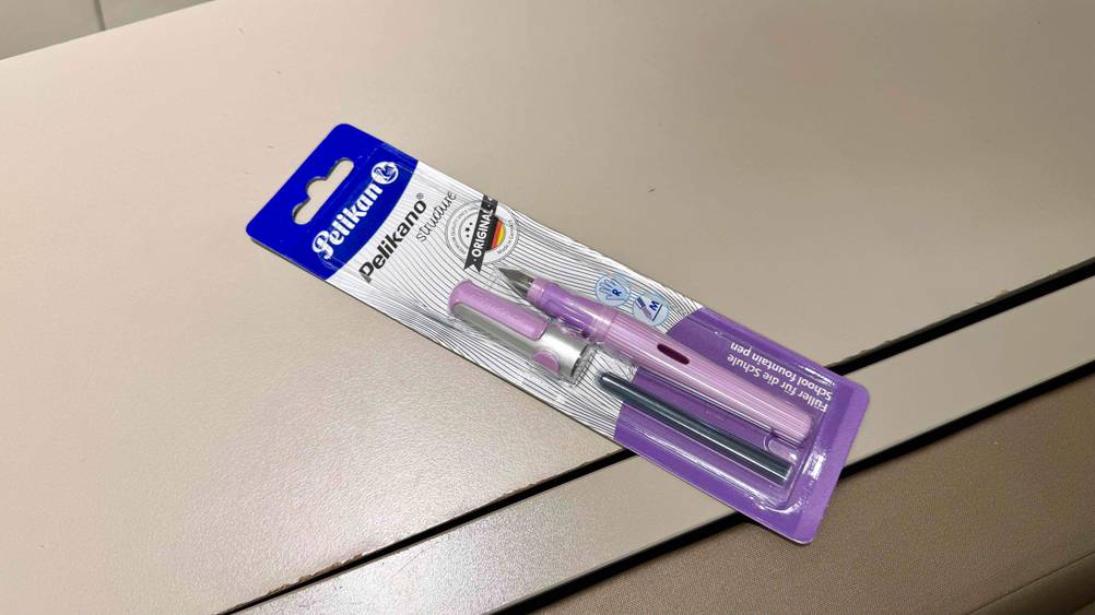 Ein getesteter Pelikan-Füller auf einer hellen Fläche liegend.