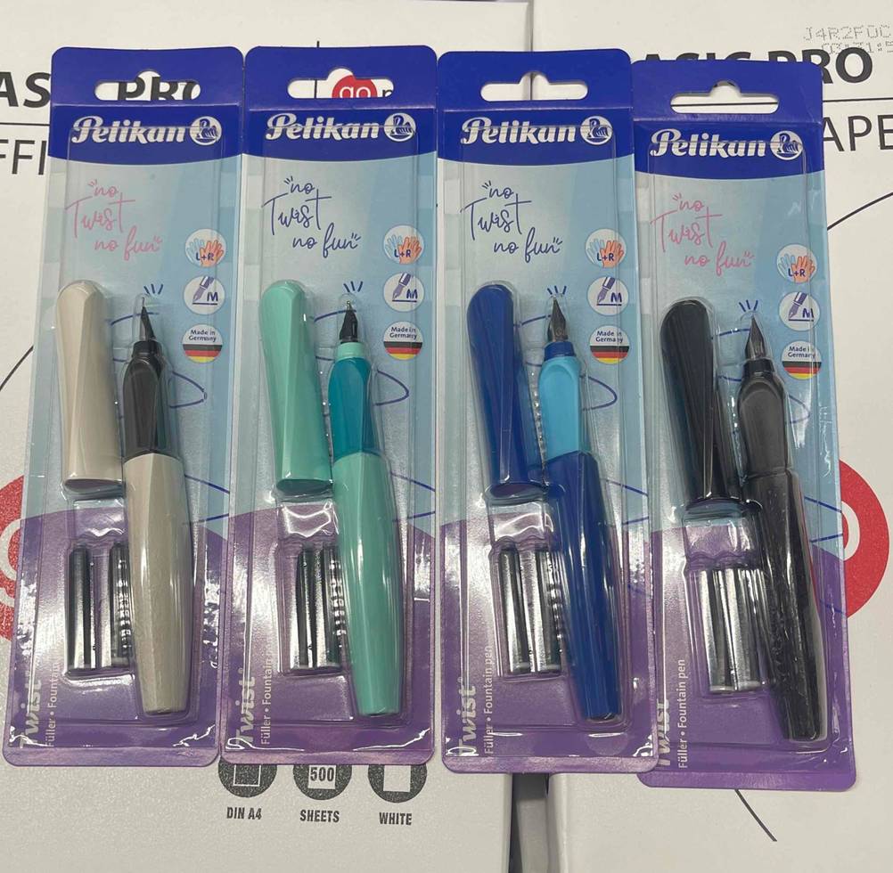 Mehrere farbige Pelikan-Füller im Test nebeneinander auf einer hellen Fläche.