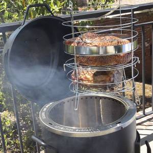 Grill-Korb wird aus dem Pelletgrill The Big Easy entnommen