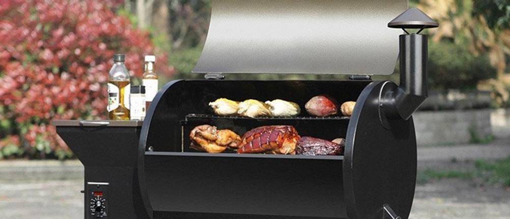 Offener Pellet Smoker auf einem Steinboden