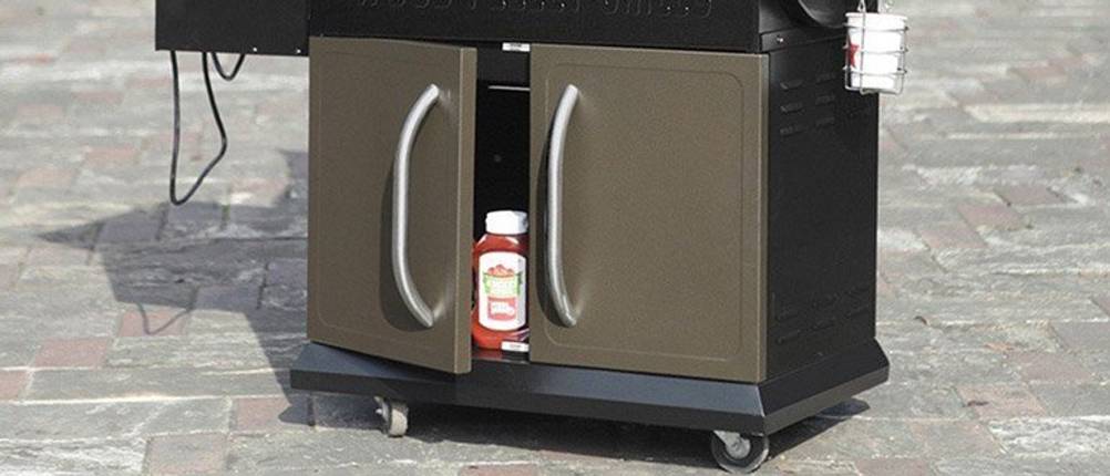 Der untere Teil eines Pellet-Smokers mit leicht geöffneten Schranktüren