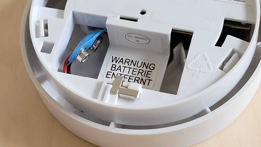 Elro-Rauchmelder im Test: Nahaufnahme des Batteriefaches eines Rauchmelders.