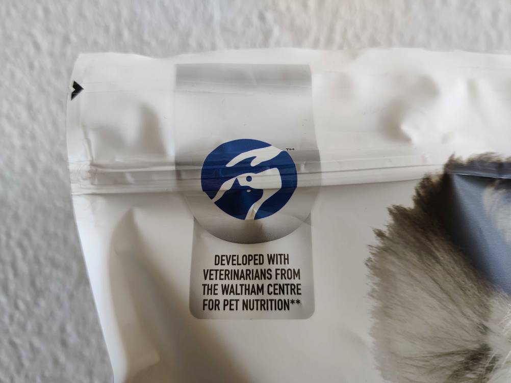 Nahaufnahme des Siegels des getesteten Perfect-Fit-Katzenfutters über die Entwicklung mit Tierärzten.