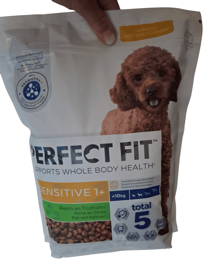 Hunde-Ergänzungsfutter im Test: Eine Hand hält eine Packung.