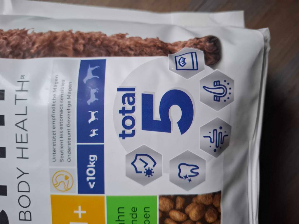 Auf der Packung von getestetem Hunde-Ergänzungsfutter sind Symbole aufgedruckt.