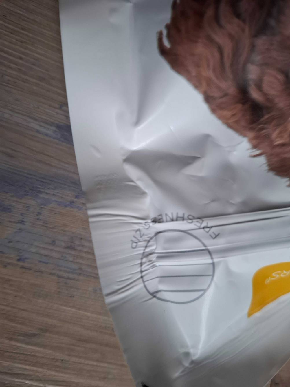 Hunde-Ergänzungsfutter getestet: Die Packung hat einen Zip-Verschluss.