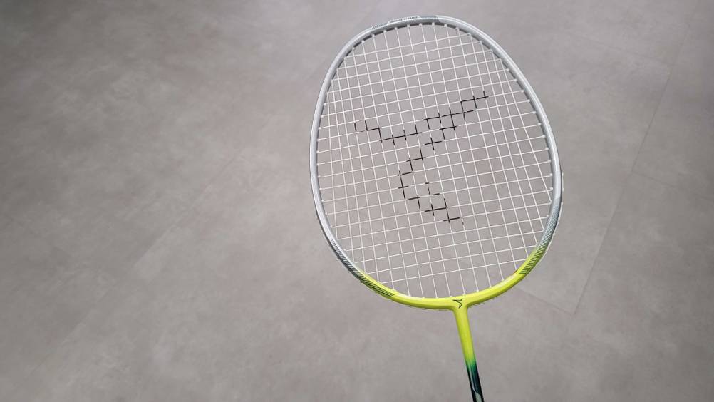 Badmintonschläger-Test: Der Schlägerkopf vor einer grauen Fläche.