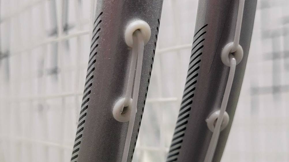 Getestet: Nahaufnahme der Bespannung am Rahmen eines Badmintonschlägers.