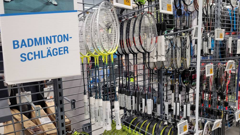 Ein Verkaufsregal mit mehreren Badmintonschläger im Test und Preisangaben.