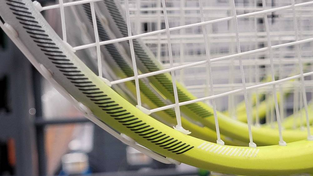 Nahaufnahme des Rahmens und der Beseitung eines getesteten Badmintonschlägers.