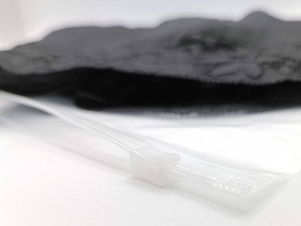 Nahaufnahme des Verschlusses der Verpackung der getesteten Periodenunterwäsche.
