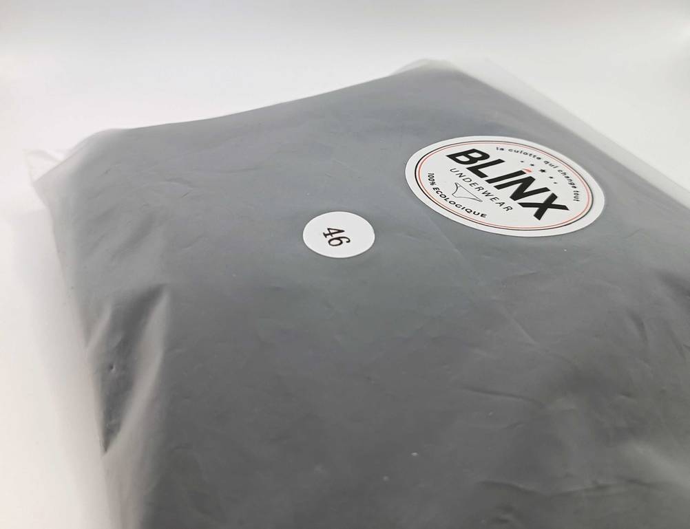 Periodenunterwäsche im Test: Ein verpacktes Produkt mit Größenangabe.