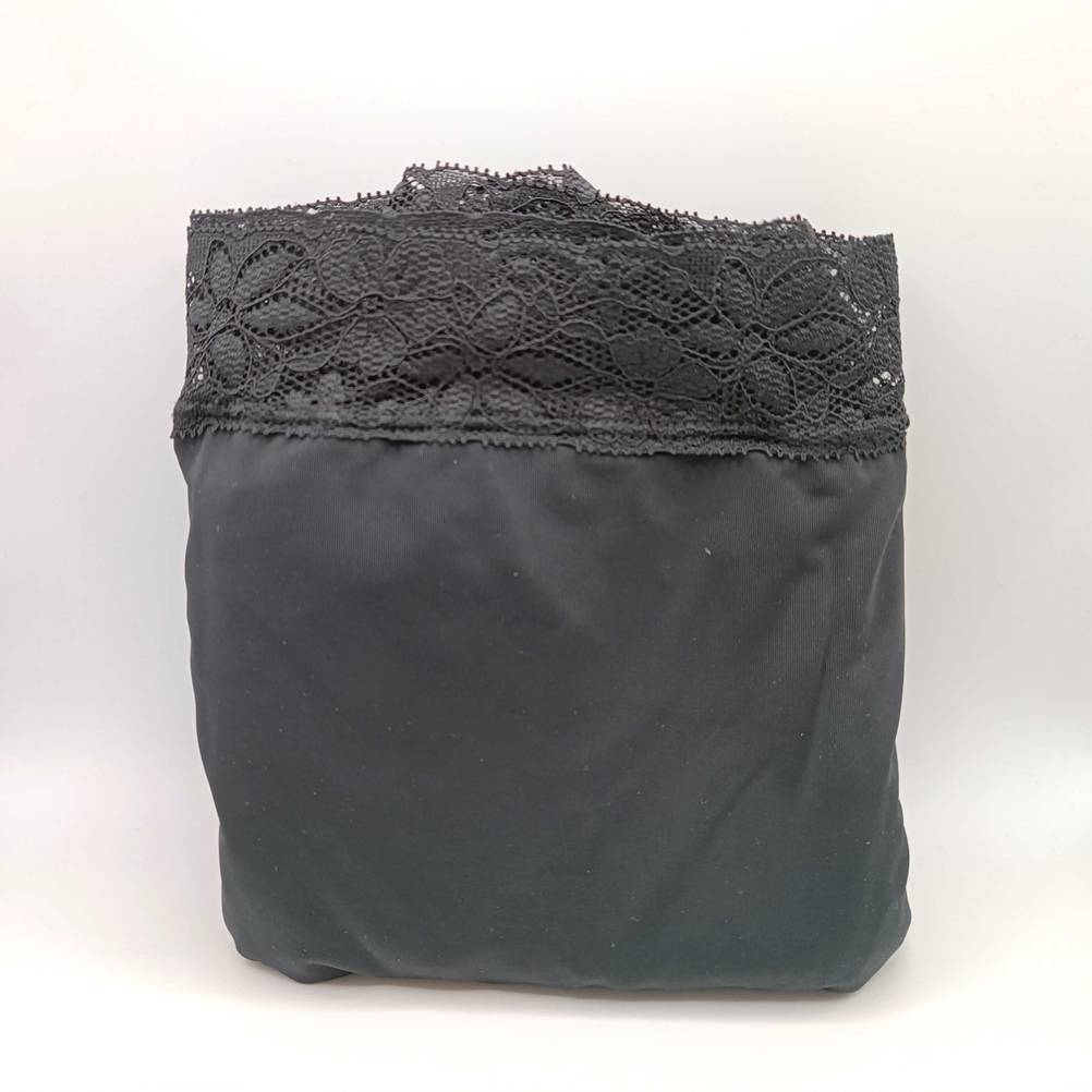 Periodenunterwäsche getestet: Ein gefalteter Slip mit Spitze auf einer hellen Fläche.