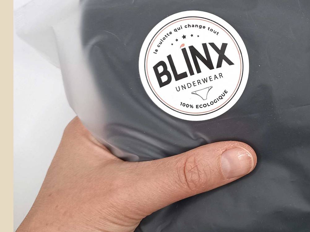 Periodenunterwäsche-Test: Nahaufnahme des Logos auf der Verpackung.