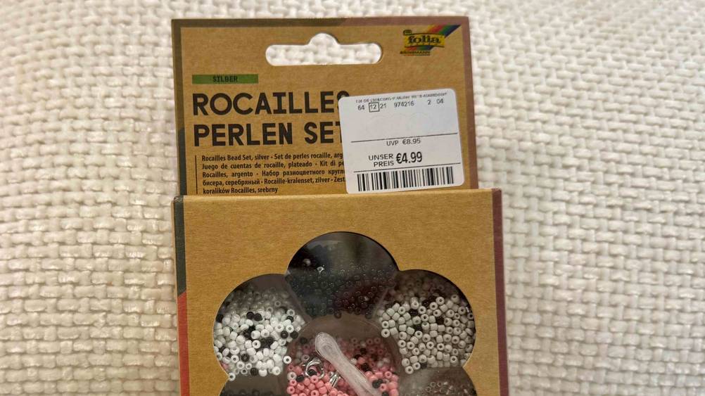 Perlenset getestet: Nahaufnahme der Verpackung mit Sichtfenster und Preisangabe.