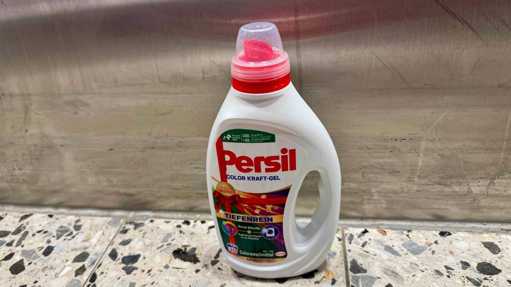 Persil-Flüssigwaschmittel-Test: Blick auf die durchsichtige Dosierkappe auf der Flasche.