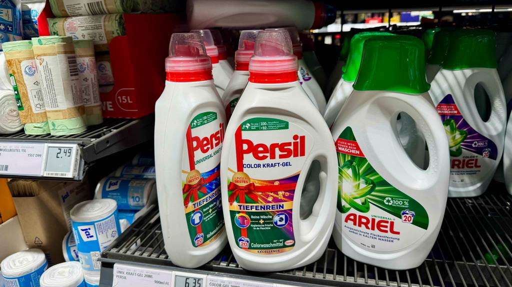 Persil-Flüssigwaschmittel im Test: Mehrere Flaschen unterschiedlicher Varianten stehen in einem Regal.