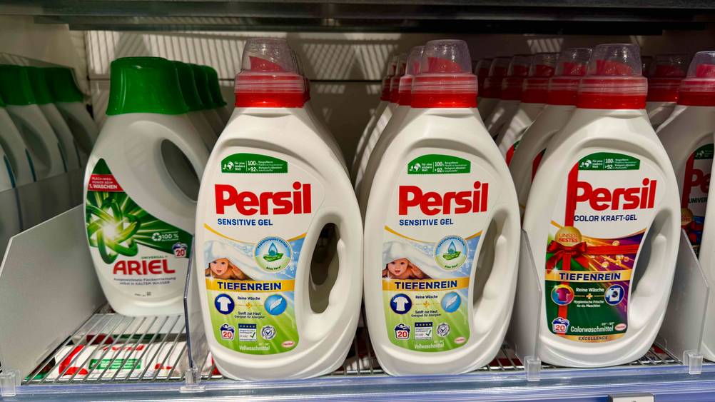 Im Verkaufsregal stehen mehrere Flaschen des Persil-Waschmittels im Test neben anderen Produkten.