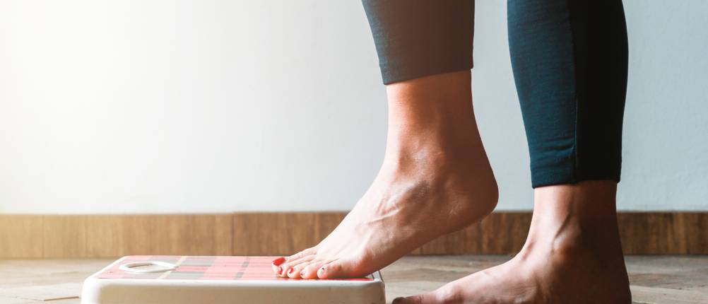Personenwaage für 200 kg im Test: Person steigt auf eine Waage.