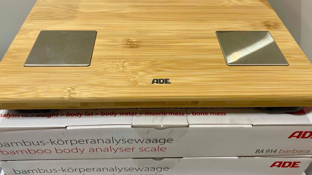 Personenwaage-Test: Personenwaage steht auf Verpackung