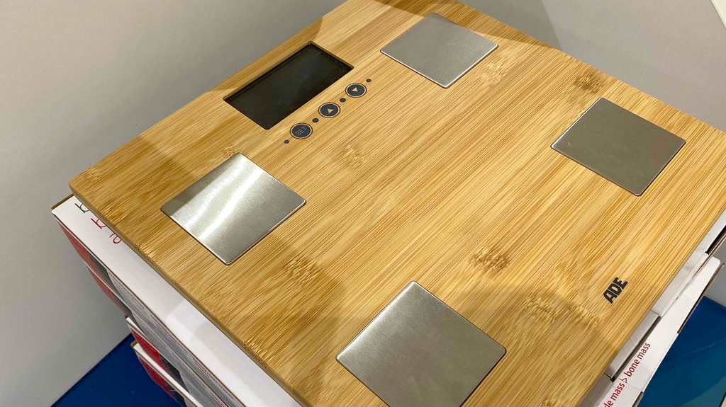 Personenwaage im Test: Gesamtansicht einer Personenwaage in Holzoptik.