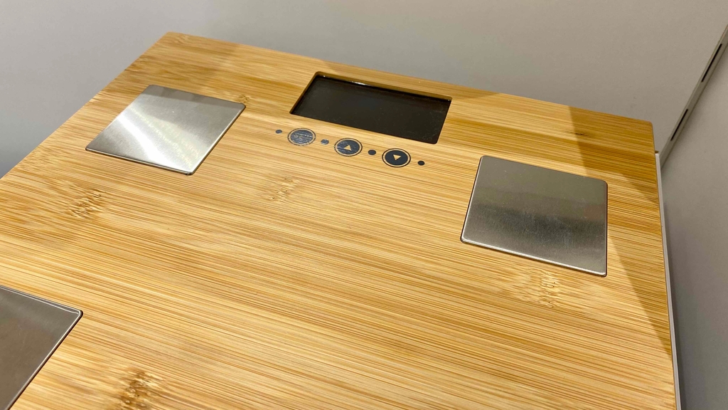 Personenwaage-Test: Nahansicht einer Personenwaage in Holzoptik.