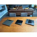 Drei Personenwaagen stehen nebeneinander auf einem Tisch.