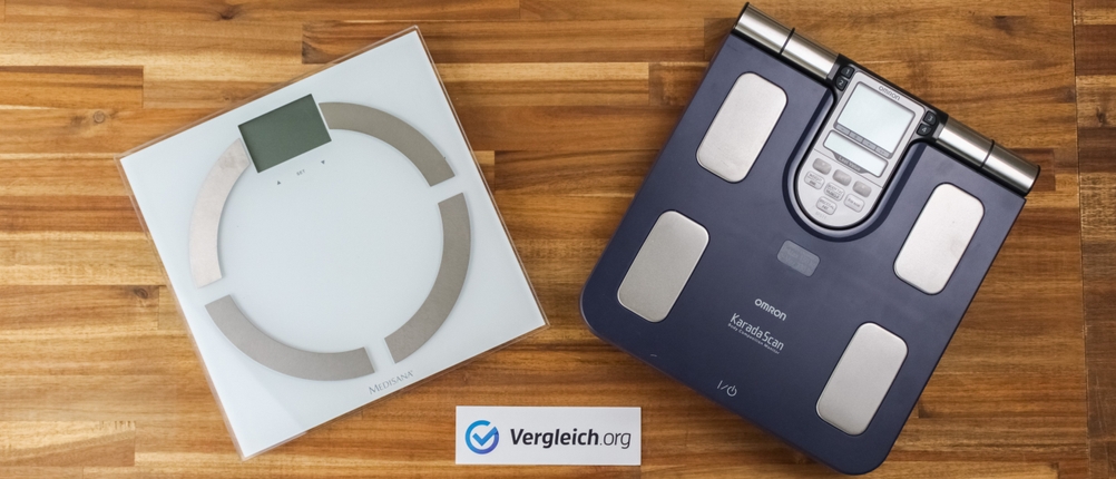 Zwei Waagen auf einem Holzboden nebeneinander.