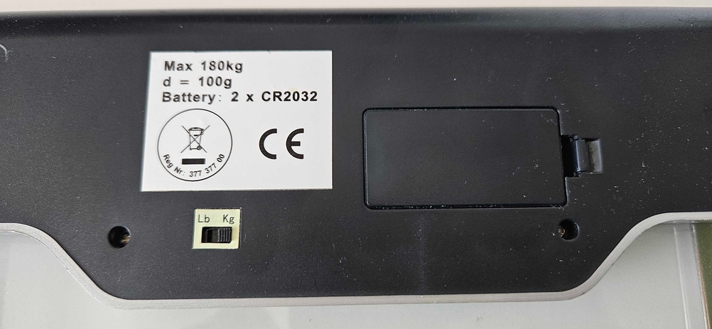 Im Test: Die Rückseite mit dem Batteriefach einer Personenwaage in Nahaufnahme.