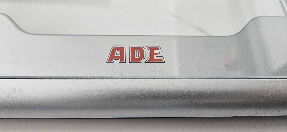 Nahaufnahme des Logos auf einer getesteten Personenwaage.