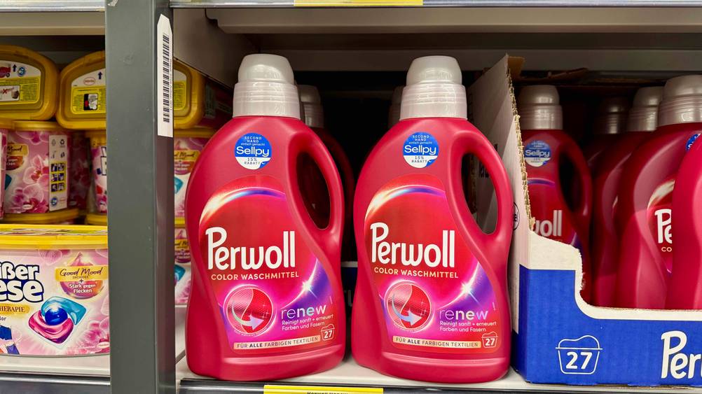 Mehrere Flaschen des Perwoll-Flüssigwaschmittel im Test in einem Verkaufsregal.